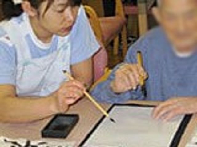 教室 居室 広々とした空間でリラックスできる環境です。スタッフが親切にサポートしています。