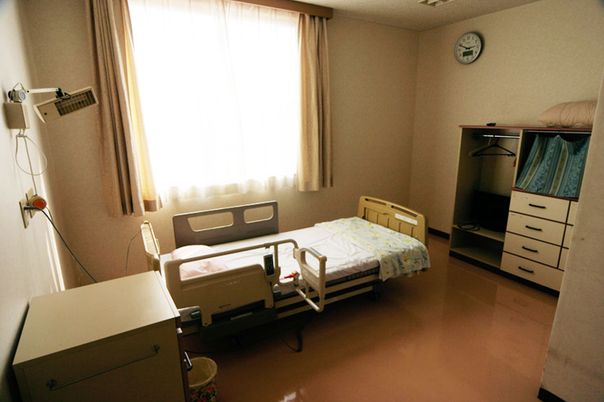 ベッドと家具が配置された居室