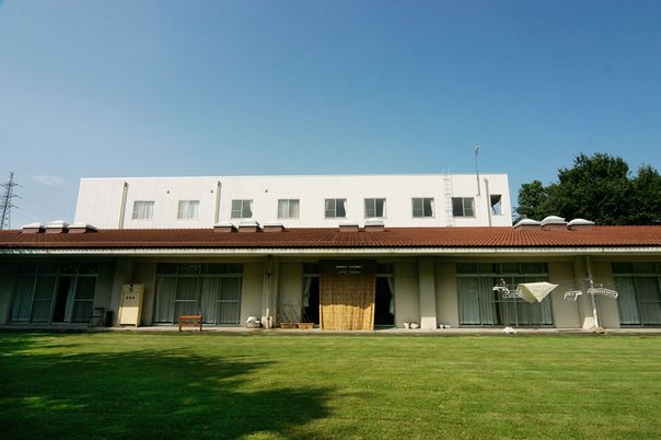 広々とした庭の施設