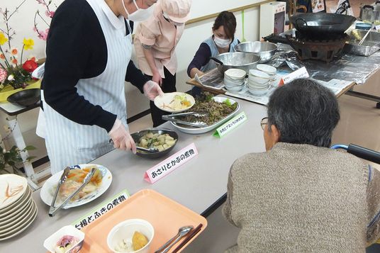 料理を楽しむ様子