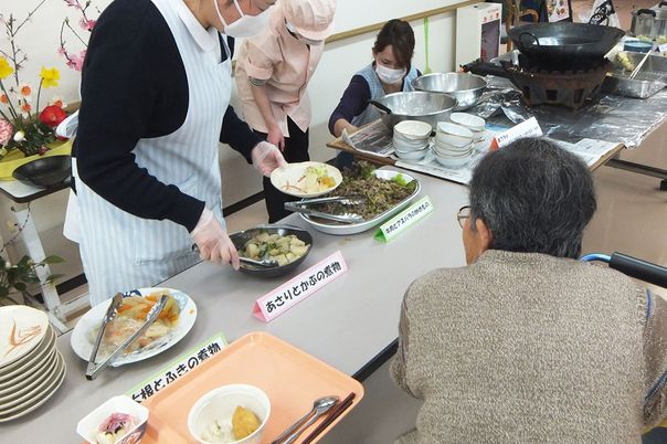 料理を楽しむ様子
