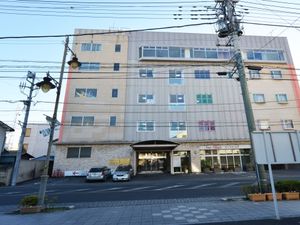 明るい建物の外観