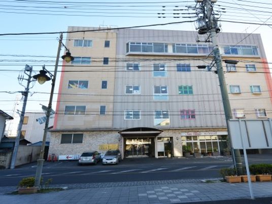 明るい建物の外観