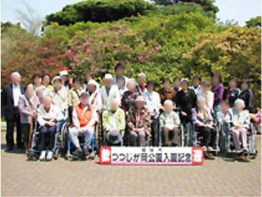 集合する人々と自然