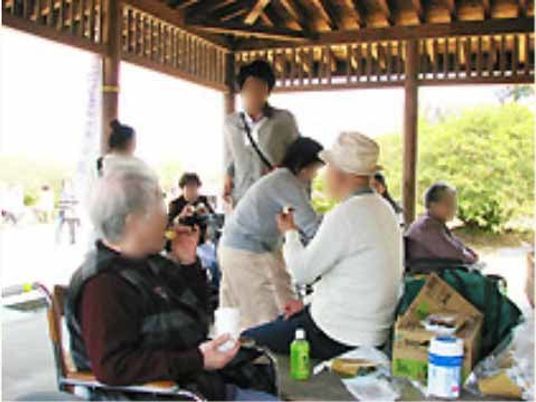 屋外でひと時を過ごす人々