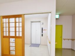 和室とエレベーターの廊下