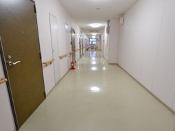 清潔で広々とした廊下