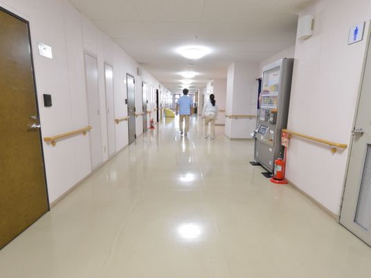 明るい廊下と動く人々