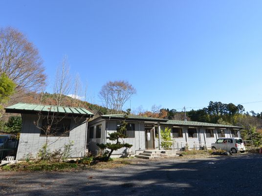 自然に囲まれた一階建ての建物