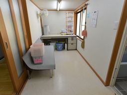 清掃用具が並ぶ廊下