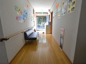 廊下の手すりとベンチ