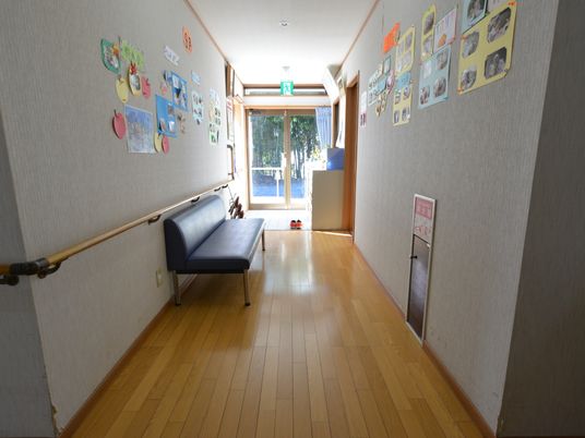 廊下の手すりとベンチ