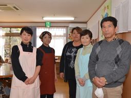 スタッフと共に立つ利用者