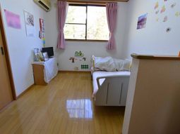 明るい居室の一角