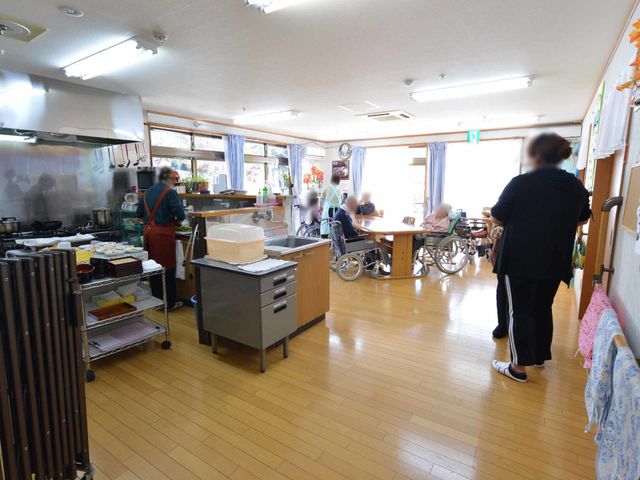 活気ある共有キッチン 食堂 スタッフが優しく対応している広々とした食堂です。ゆったり過ごせる空間で、利用者とのコミュニケーションも充実しています。