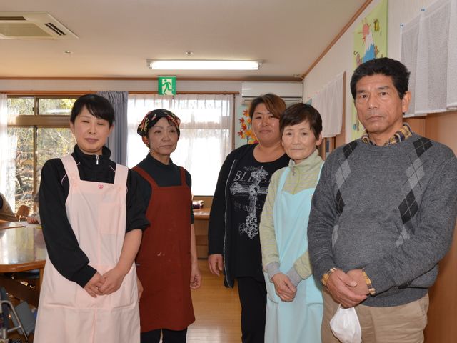 スタッフと利用者の集合 スタッフ 笑顔とチームワークが印象的なスタッフ陣です。皆さんが安心して働ける環境作りに努めています。