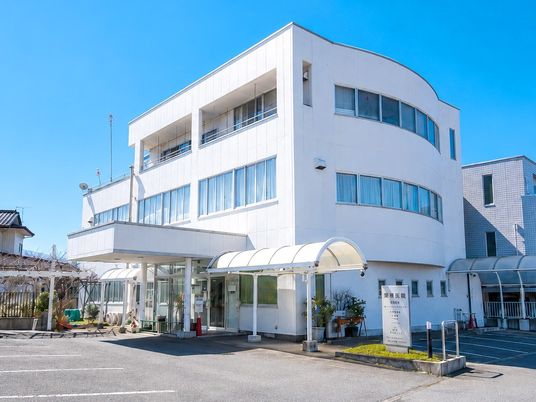 白い建物の外観  