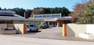 自然に囲まれた外観