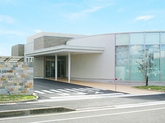 明るい外観の施設  