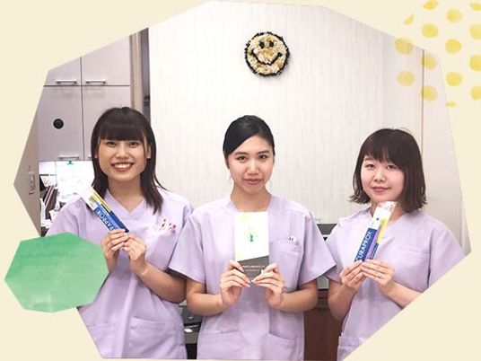 制服のスタッフ3人が並ぶ内観  