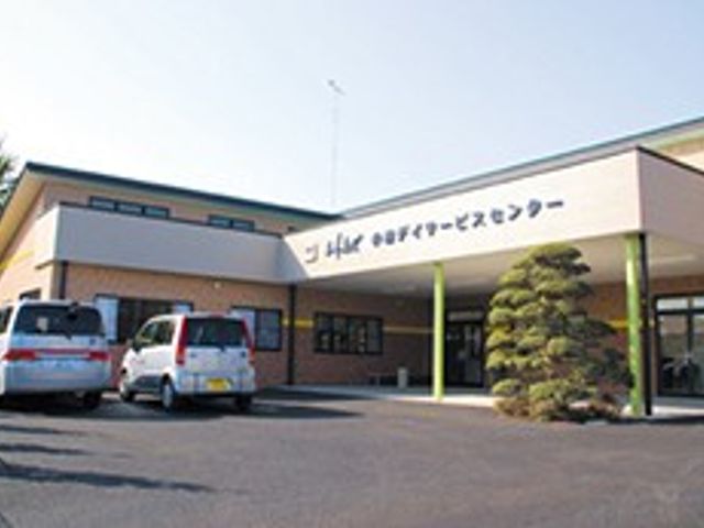 広々とした正面玄関 外観 広々としたエントランスは、車でのアクセスにも便利です。快適な職場環境を確認できます。