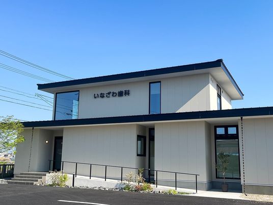 明るい外観の建物  