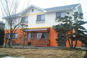 落ち着いた外観の建物