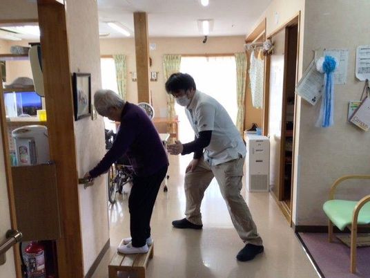 廊下での歩行支援