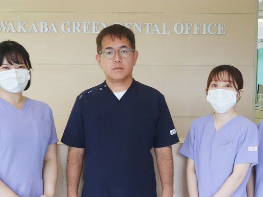 スタッフ3人が並ぶ受付  