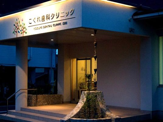 夜のエントランス  
