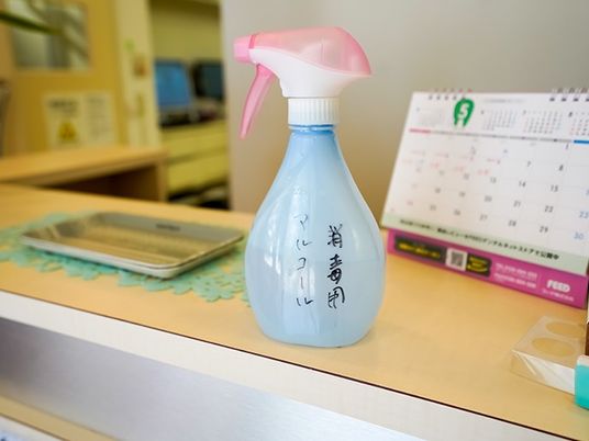 消毒用スプレーの受付台  