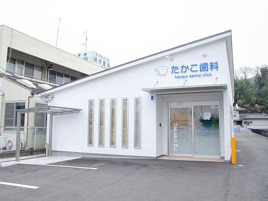 白い外観の建物外観  