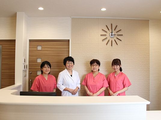 受付で並ぶスタッフ  
