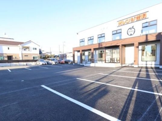 建物前の駐車場  