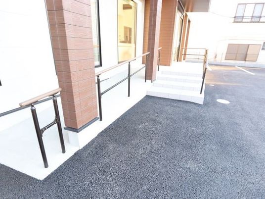 建物前の通路  