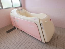 機械浴槽のある浴室  