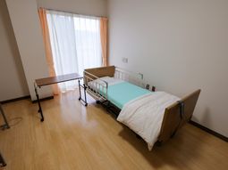 窓際の個室ベッド