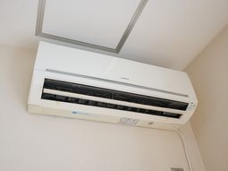 壁付けエアコン  