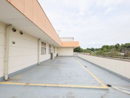 屋外の広い通路  