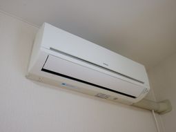 壁付けエアコンの空調設備  