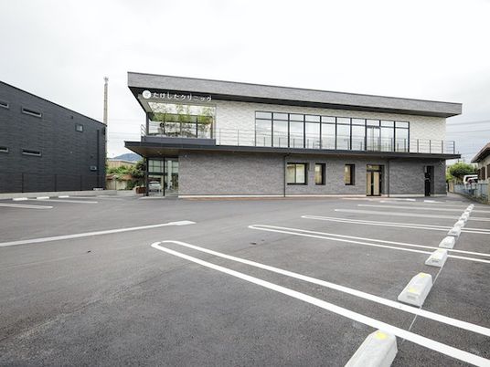 駐車場のある建物外観