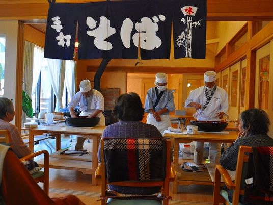 料理を見守る人たち