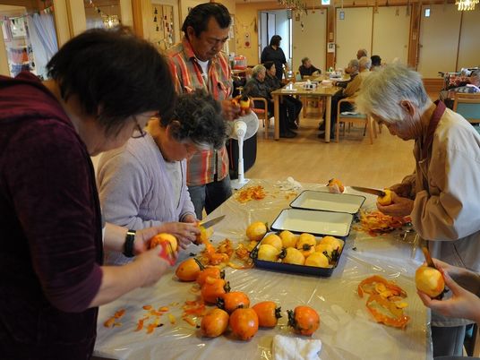 共同作業する人々