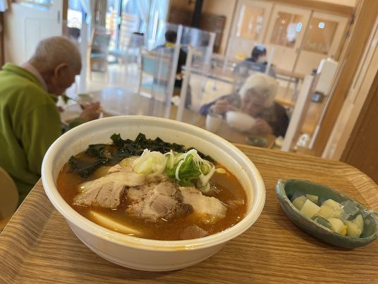 温かい料理と利用者