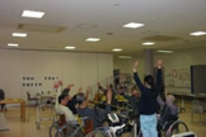 体操する人々の様子
