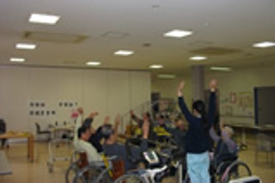 体操する人々の様子