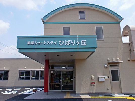 入口が特徴的な建物