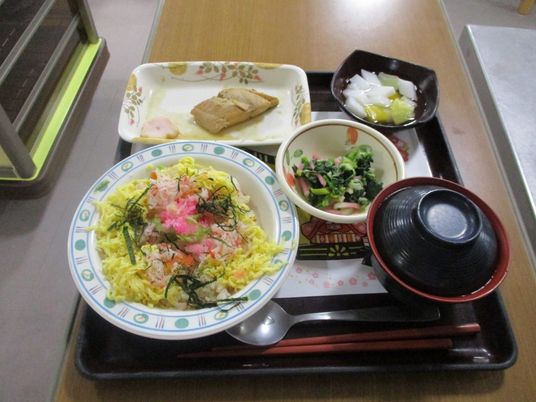 食事が並ぶお盆