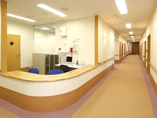 清潔な廊下とフロント