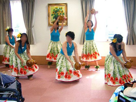 ハワイアンダンスをする人々